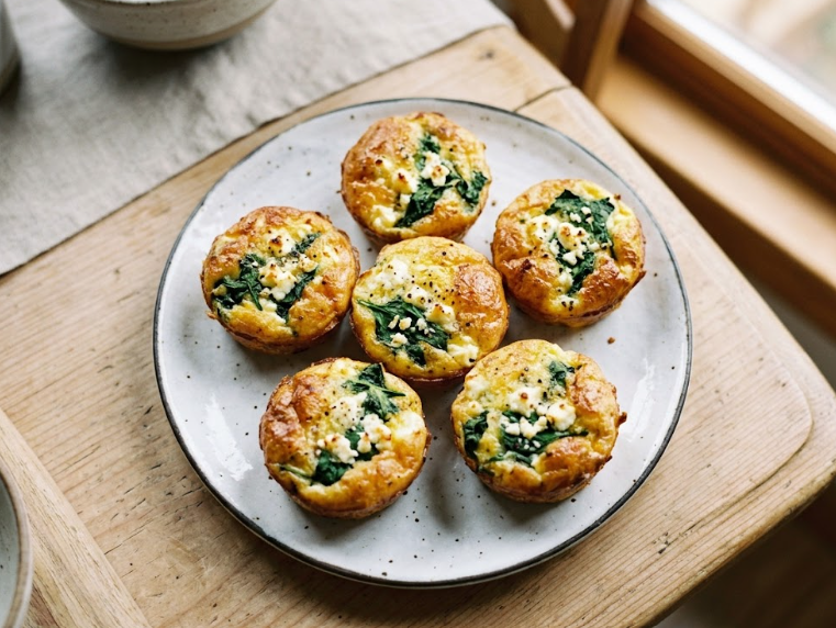 7 Petits-Déjeuners Protéinés Pour Commencer la Journée | Santé et bien-être Muffins aux oeufs epinards et feta