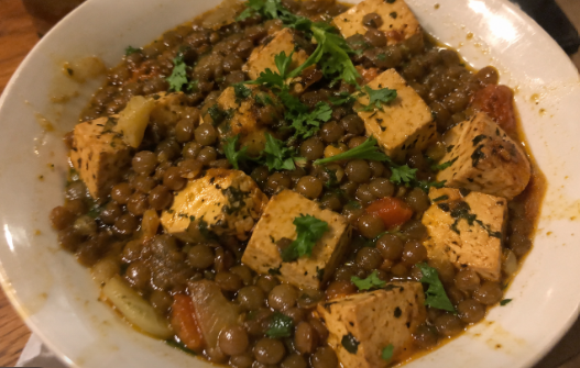 3 Façons Faciles de Cuisiner le Tofu Pour un Repas Protéiné | Santé et bien-être Tofu braise aux herbes et aux lentilles