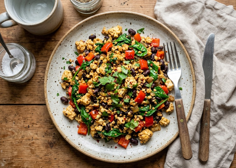 7 Petits-Déjeuners Protéinés Pour Commencer la Journée | Santé et bien-être Tofu brouille aux legumes et haricots noirs