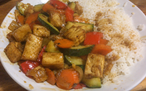 3 Façons Faciles de Cuisiner le Tofu Pour un Repas Protéiné | Santé et bien-être Tofu saute aux legumes et a la sauce soja